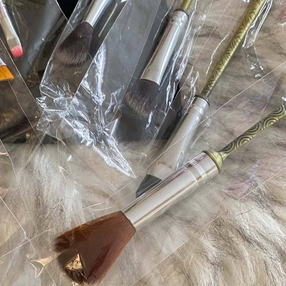 NEW Ornate 8 Makeup Brush Set with Gold Handles